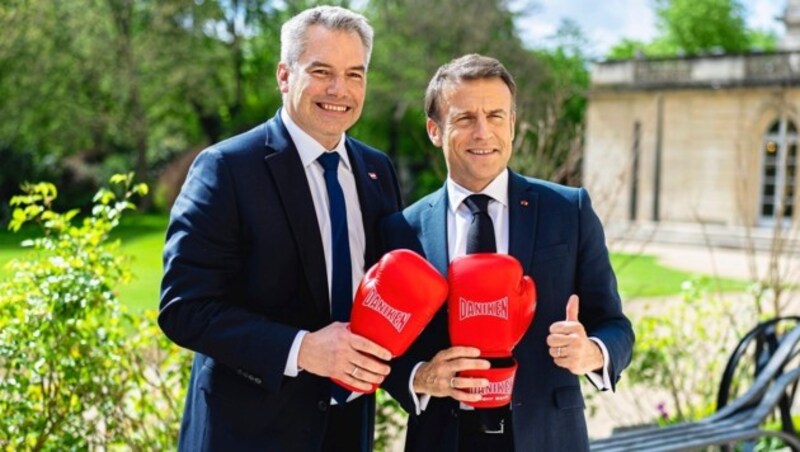 Like Karl Nehammer, French President Emmanuel Macron (right) is also an admirer of boxing. The chancellor gave Macron a pair of boxing gloves during his visit to Paris. (Bild: BKA/Florian Schrötter)