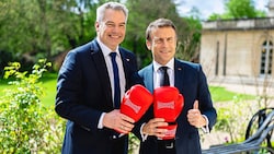 Wie Karl Nehammer ist auch Frankreichs Präsident Emmanuel Macron (re.) ein Verehrer des Boxsports. Vom Kanzler gab es beim Paris-Besuch ein Paar Boxhandschuhe für Macron. (Bild: BKA/Florian Schrötter)