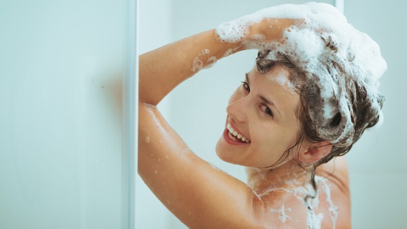 Am besten gleich nach dem Nachhausekommen duschen und Haare waschen, um anhaftende  Pollen loszuwerden.  (Bild: Ihar Ulashchyk/stock.adobe.com)