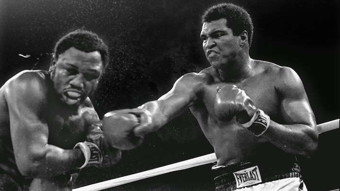 Muhammad Ali und Joe Frazier schreiben in Manila Boxgeschichte. Nach dem Boxkampf sagte Ali über ...