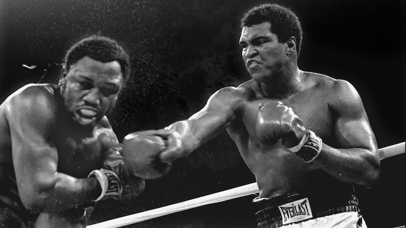 Muhammad Ali und Joe Frazier schreiben in Manila Boxgeschichte. Nach dem Boxkampf sagte Ali über seinen Kontrahenten: „Joe Frazier ist der größte Boxer aller Zeiten – neben mir.“  (Bild: MITSUNORI CHIGITA / AP / picturedesk.com)