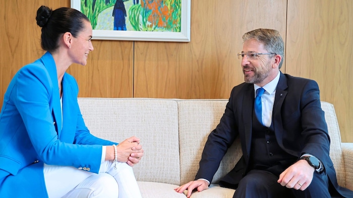 Weiß im Gespräch mit Jasmin Steiner, Chefin vom Dienst der „Tiroler Krone“.