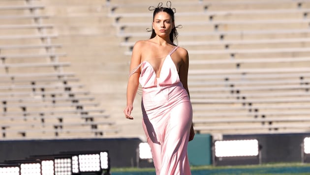 During the walk on the football pitch, Xenia's dress slipped and the "GNTM" contestant suddenly found herself topless. (Bild: ProSieben/Sven Doornkaat)