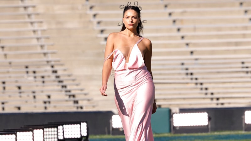 Während des Walks auf dem Footballfeld ist Xenias Kleid verrutscht und die „GNTM“-Kandidatin stand plötzlich oben ohne da. (Bild: ProSieben/Sven Doornkaat)