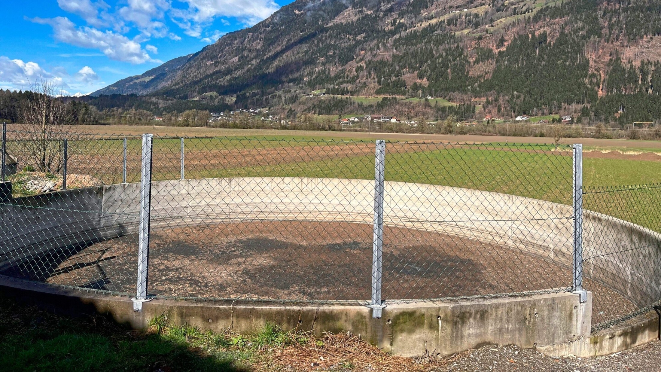 The manure is collected in the slurry pit. (Bild: Elisa Aschbacher)