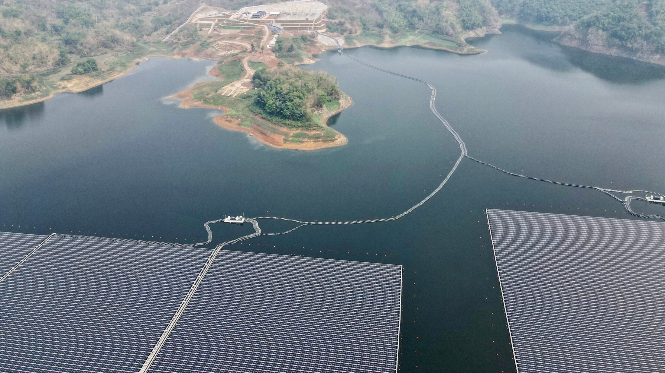 Batı Java'da Endonezya hükümeti ve Masdar işbirliğiyle inşa edilen yüzer bir güneş enerjisi santrali. (Bild: AFP)
