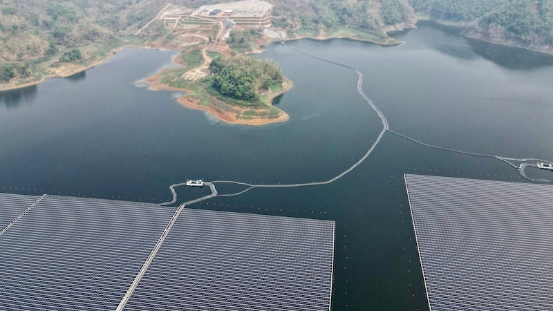 Eine schwimmende Solaranlage in West Java, die in Kooperation der indonesischen Regierung mit Masdar errichtet wurde.  (Bild: AFP)