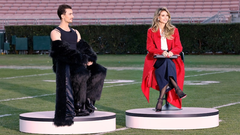 Designer Christian Cowan und Heidi Klum wunderten sich über Xenias Busenblitzer. (Bild: ProSieben/Sven Doornkaat)