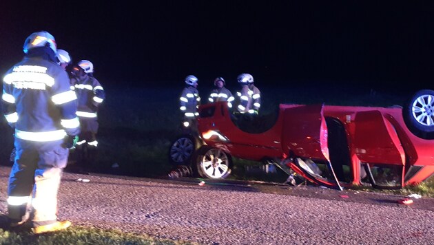 Das Auto kam in der Nacht auf dem Dach zum Stehen (Bild: Freiwillige Feuerwehr Seekirchen)