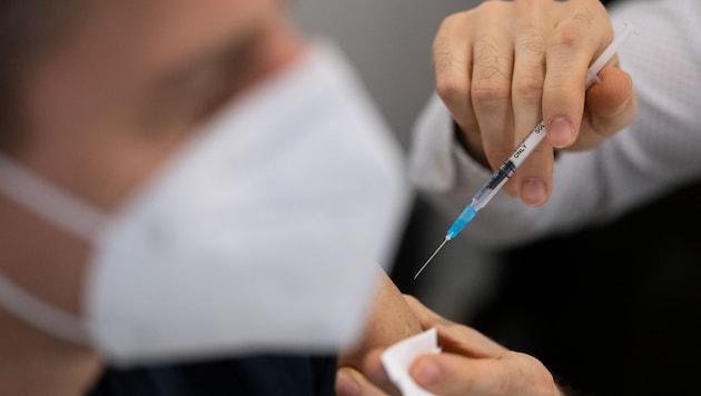 The updated coronavirus vaccine from the manufacturer Novavax will be available in Austria from mid-December at the latest. (Bild: APA/dpa/Marijan Murat)