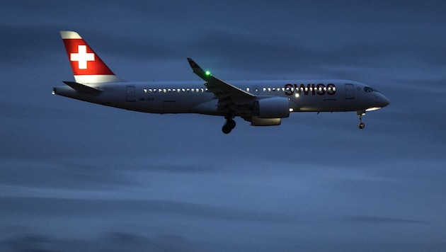 Eine Maschine der Schweizer Fluglinie Swiss, die nach Beirut fliegen sollte, wurde der in der Nacht auf Freitag aus Sicherheitsbedenken nach Wien umgeleitet. (Symbolbild) (Bild: APA/AFP/Fabrice Coffrini)