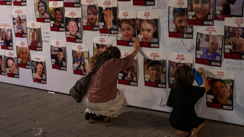 Angehörige bangen noch immer um die israelischen Geiseln, die im Oktober in den Gazastreifen verschleppt wurden. (Bild: AP)