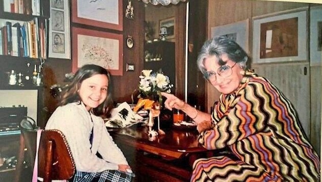Caroline Urbanek as a child with her beloved Aunt Lotte. Now, years later, she did a photo shoot in the robes of her aunt, whose "energy" she admired, for the association "Artists help artists". (Bild: zVg)