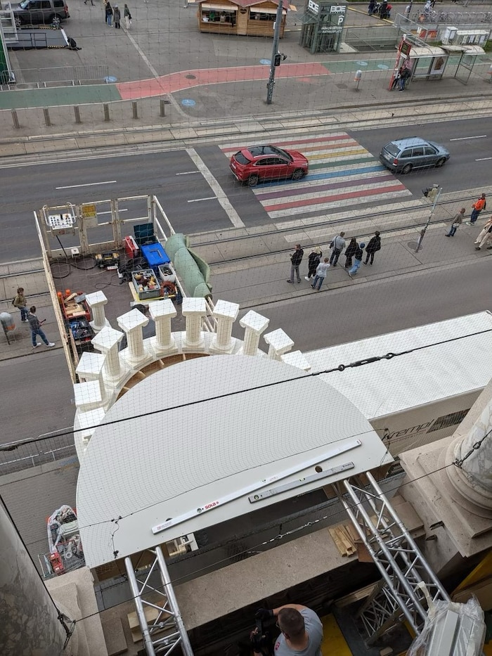 Der Nachbau-Balkon am Burgtheater, das Original prangt gegenüber vom Wiener Rathaus.