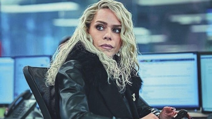 Billie Piper spielt die BBC-Mitarbeiterin Sam McAlister, die auch versucht, ein Interview zu ...