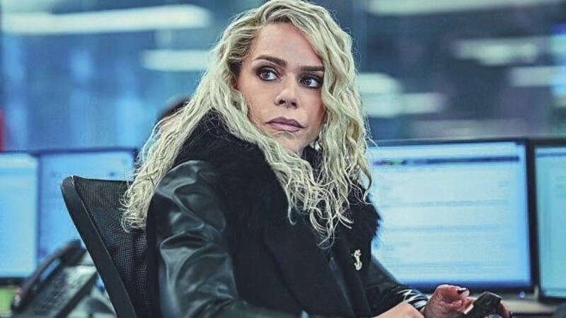 Billie Piper spielt die BBC-Mitarbeiterin Sam McAlister, die auch versucht, ein Interview zu bekommen.  (Bild: © 2023 Netflix, Inc.)