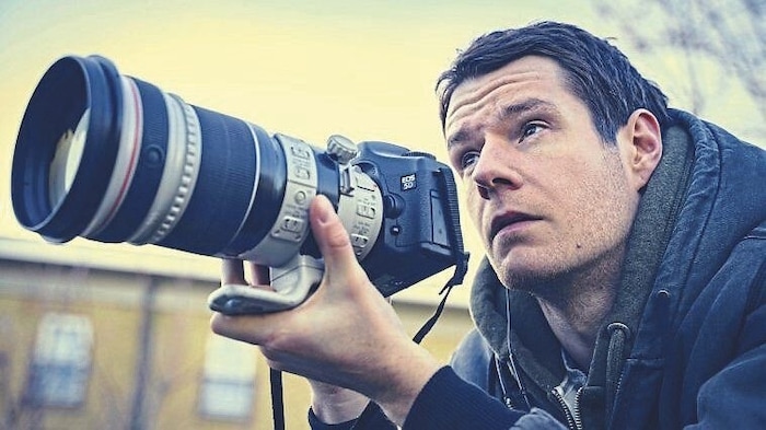 Jae Donelly (Connor Swindells) hat als Paparazzi skandalöse Bilder von Prinz Andrew geschossen. 