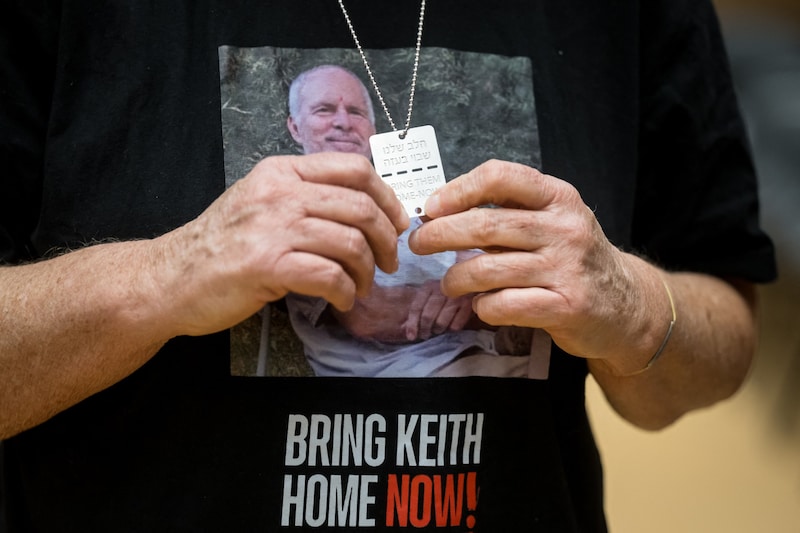 Auf Avivas T-Shirt steht: „Bringt Keith heim, JETZT!“ (Bild: AFP)