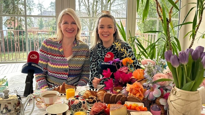 Claudia Stöckl beim Frühstück in Hoermanseders „Villa Kunterbunt“.