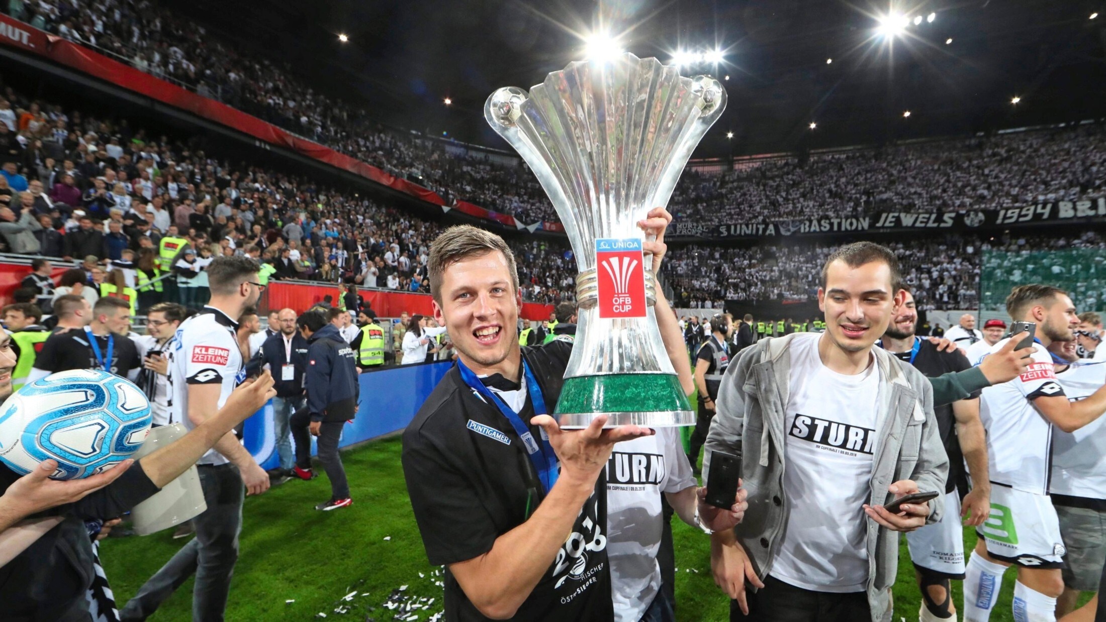 Deni Alar lifts the trophy in 2018 after a final sensation against Salzburg. (Bild: Sepp Pail)