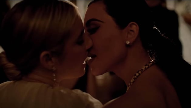 Emma Roberts and Kim Kardashian get down to business in "American Horror Story". Now the Hollywood beauty has opened up about her kiss with the reality queen. (Bild: Viennareport)