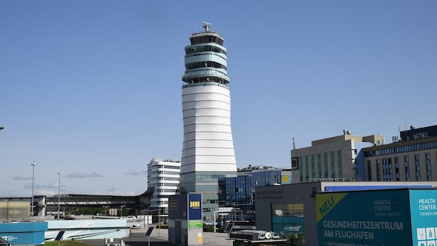 Schwechat'taki havalimanı, aksayan maaş görüşmeleri nedeniyle baskı altında. (Bild: Huber Patrick)