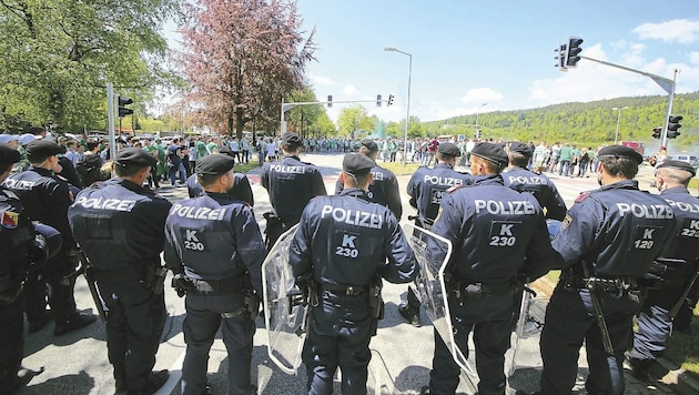 Auch heuer wird ein Großaufgebot an Polizisten die Fußballfans im Auge behalten.  (Bild: Evelyn Hronek/Kamerawerk)