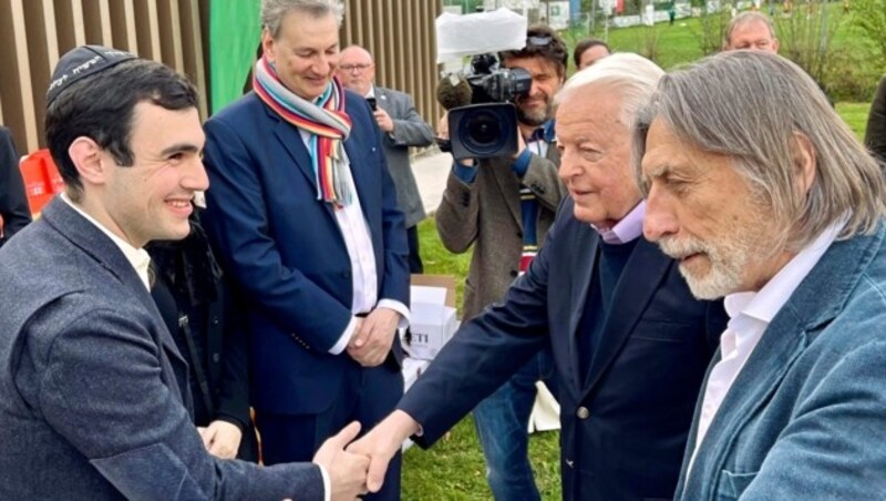 Norbert Blecha und Vranitzky begrüßten die Nachfahren jüdischer Familien, die aus Lackenbach stammen. (Bild: Karl Grammer)