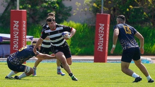 Michael Klaffenböck (am Ball) gibt sein Comeback im Rugby-Nationalteam. (Bild: Ronald Wurwal)