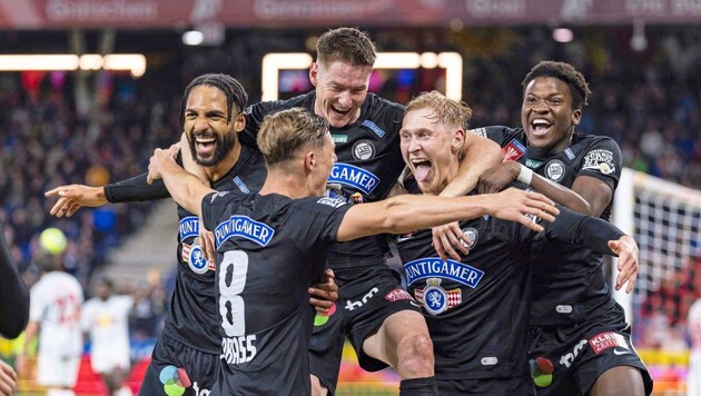 Niklas Geyrhofer (2nd from left) surprised everyone in Salzburg with a beautiful header. (Bild: GEPA pictures)