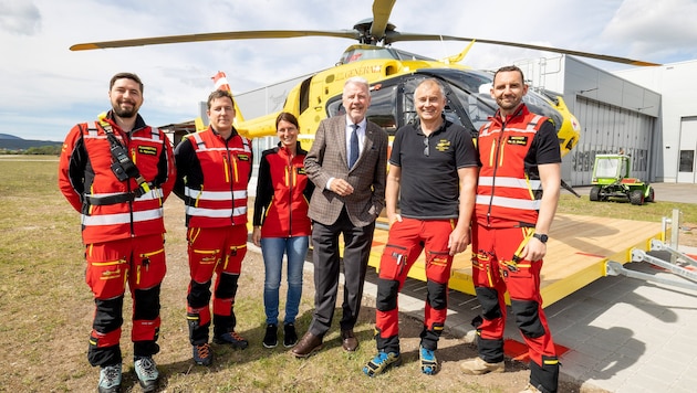 Starklar: Die „C18“-Crew gemeinsam mit Bürgermeister Klaus Schneeberger beim Übergangsquartier des Hubschraubers. (Bild: Stadt Wiener Neustadt/Weller)