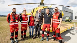 Starklar: Die „C18“-Crew gemeinsam mit Bürgermeister Klaus Schneeberger beim Übergangsquartier des Hubschraubers. (Bild: Stadt Wiener Neustadt/Weller)