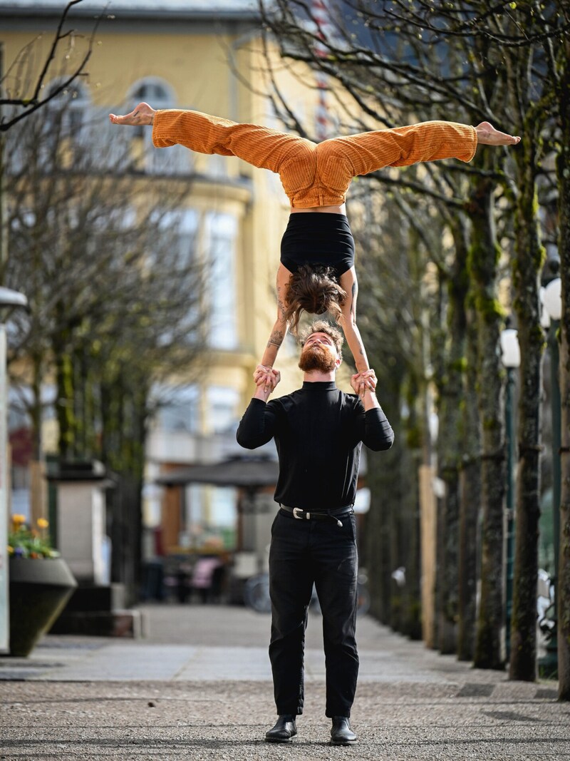 Just as little as doing a handstand on her boyfriend's hands. (Bild: Markus Wenzel)