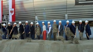 Viel Politik-Prominenz beim feierlichen Spatenstich zu den Umbauarbeiten am Igler Olympia-Eiskanal. (Bild: IKM/Bär)