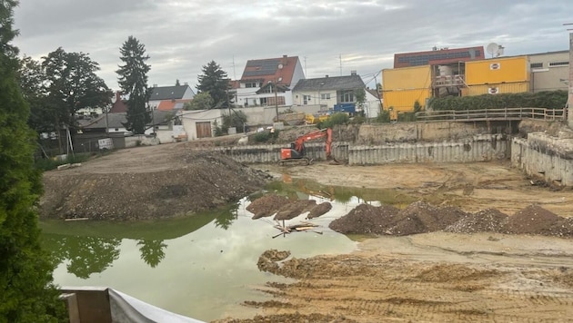 The overflowing excavation pit could only be pumped out after obtaining permission from the water authorities. Remains of the "lake in the hole" can still be seen here, while work is already continuing. (Bild: zVg)