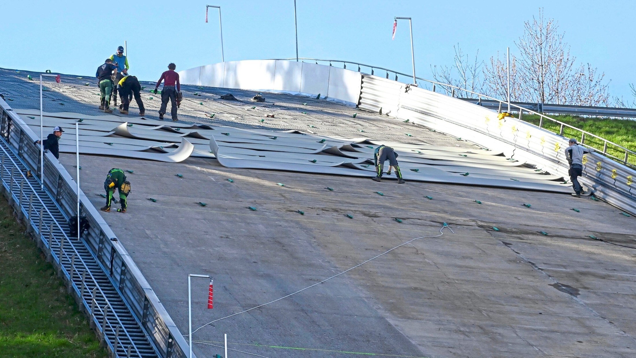 Seit 29. Februar werden auf dem Aufsprunghügel neue Matten verlegt.  (Bild: SkiAustria/Erich Spiess)
