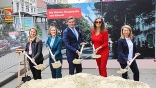 Gemeinderätin Angelika Pipal-Leixner (Neos), Bezirksvorsteherin Lea Halbwidl , Öffi-Stadtrat Peter Hanke, Verkehrsstadträtin Ulli Sima und Wiener Linien-Chefin Alexandra Reinagl beim Spatenstich (v.l.n.r.) (Bild: Martin Jöchl)