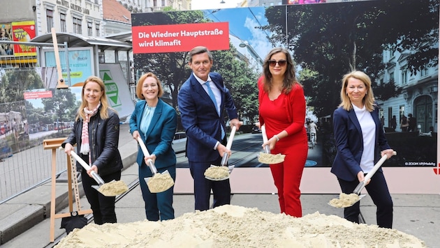 Local councillor Angelika Pipal-Leixner (Neos), district leader Lea Halbwidl, public transport councillor Peter Hanke, transport councillor Ulli Sima and Wiener Linien boss Alexandra Reinagl at the ground-breaking ceremony (from left to right) (Bild: Martin Jöchl)