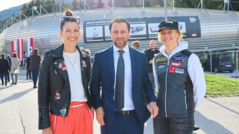 Skeleton-Ass Janine Flock (li) und Rodel-Weltmeisterin Lisa Schulte mit Sportlandesrat Georg Dornauer. (Bild: Christof Birbaumer)