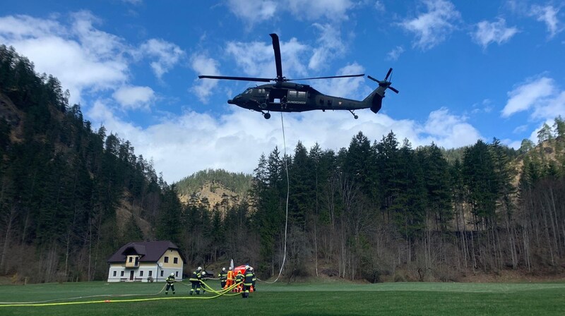 Kameraden aus dem Bezirk Wiener Neustadt standen nun in der Steiermark im Hilfseinsatz. (Bild: Feuerwehren Lassing und Göstling/Ybbs)