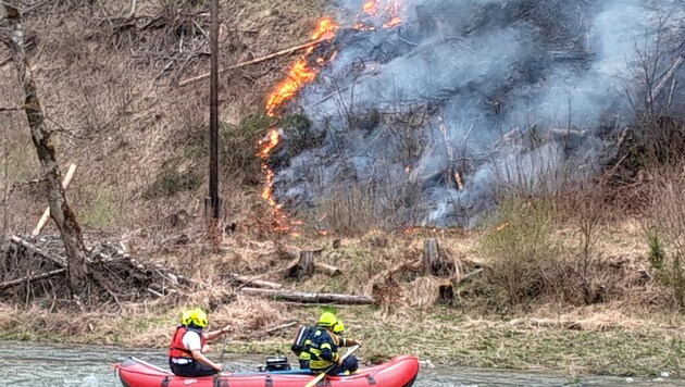 Der Kampf gegen das Feuer musste in den Wildalpen auch vom Wasser aus geführt werden. (Bild: Feuerwehren Lassing und Göstling/Ybbs)