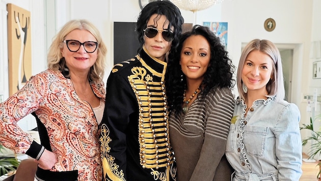 Andrea Lehner (l.) und Michaela Hannesschläger (r.) mit den Schauspielern, die Michael Jackson und Diana Ross darstellen. (Bild: Maria Bolonga, Krone KREATIV)