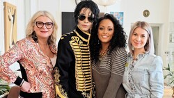 Andrea Lehner (l.) und Michaela Hannesschläger (r.) mit den Schauspielern, die Michael Jackson und Diana Ross darstellen. (Bild: Maria Bolonga, Krone KREATIV)