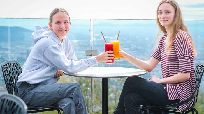 In Linz, Lilith and Katharina already toasted outdoors on Friday on the Pöstlingberg (picture
