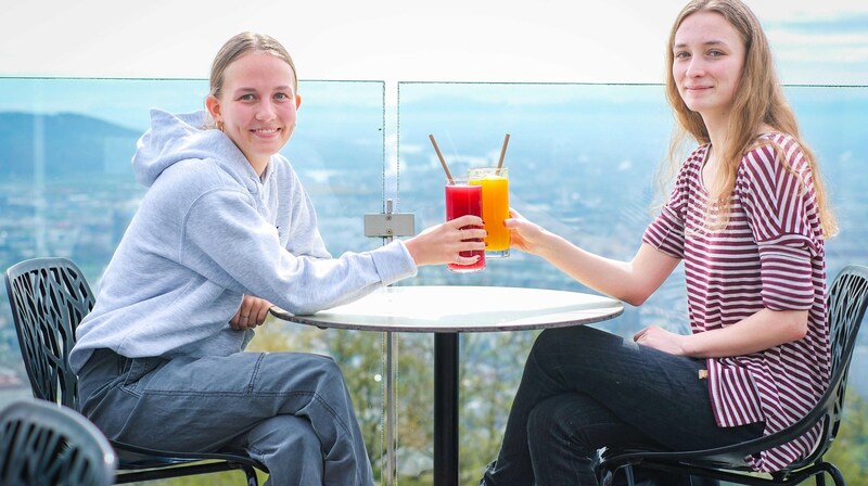 In Linz haben Lilith und Katharina am Freitag am Pöstlingberg schon im Freien angestoßen (Bild (Bild: Einöder Horst)