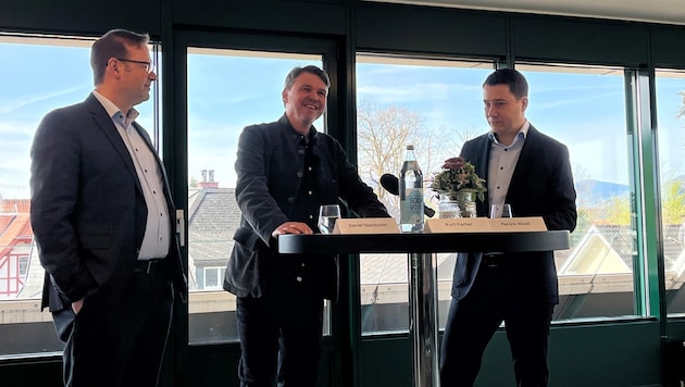 Daniel Steinhofer (l.) und Patrick Wiedl (r.) mit einem befreit wirkenden Bürgermeister Kurt Fischer.