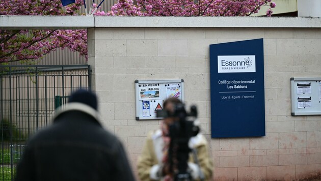 Viry-Châtillon'daki etkilenen okul (Bild: AFP)