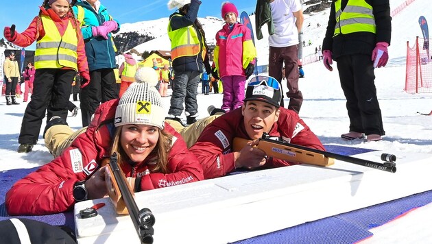 Auch Magdalena Egger und Lukas Feurstein hatten sichtlich Spaß, Neues auszuprobieren. (Bild: Ski Austria)