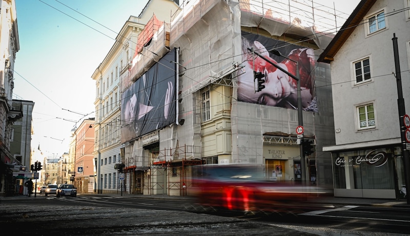 The subject "Smile" hung for almost six weeks at the municipal theater (Bild: Wenzel Markus)