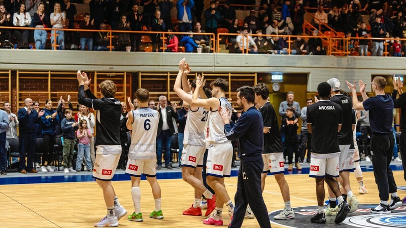 Nach dem letzten Heimderby feierten die Dragonz mit ihren Fans. (Bild: Mario Urbantschitsch)